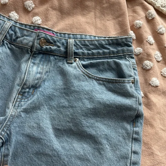 Edikted Low Rise Blue Jean Shorts - Picture 3 of 4
